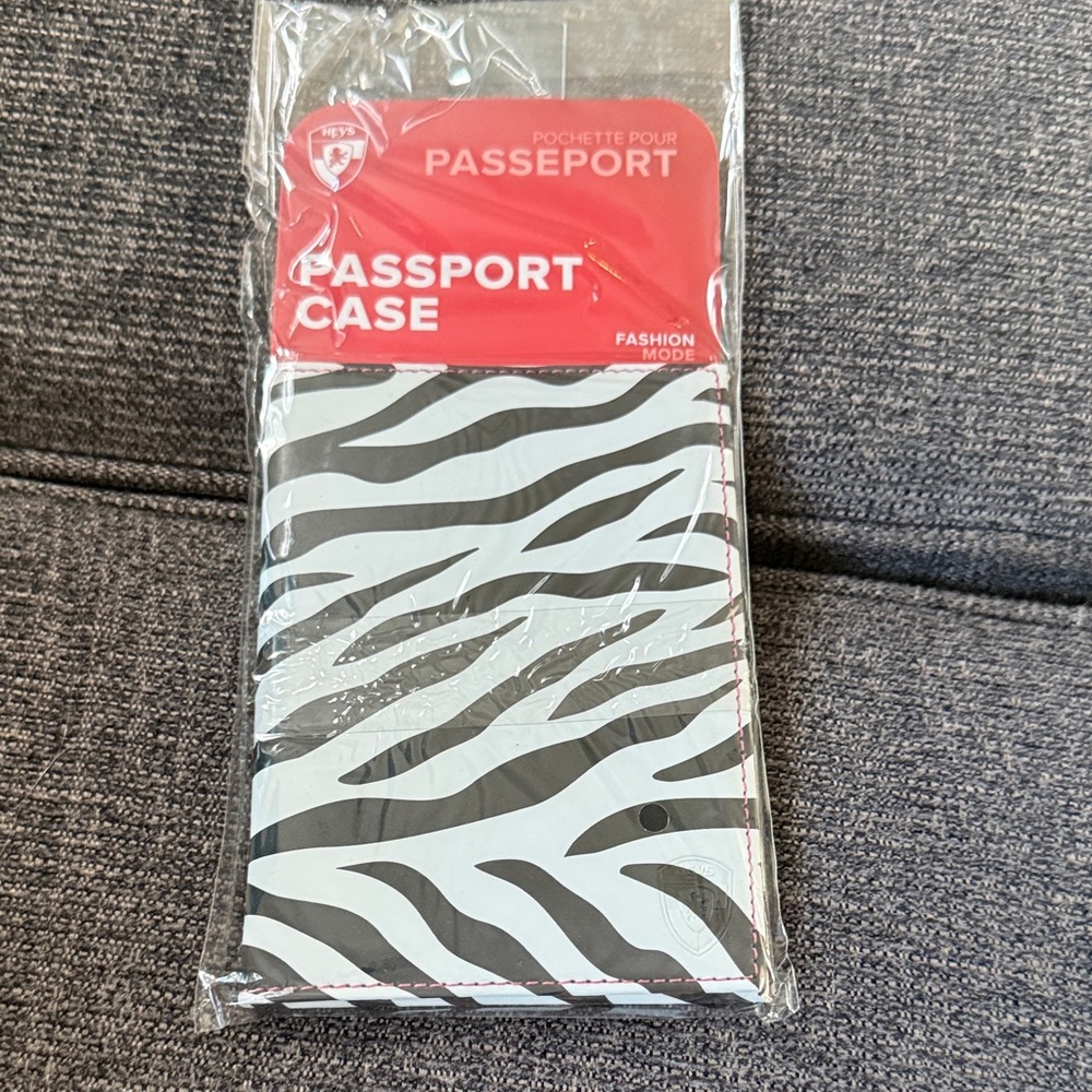 Fashion Mode Zebra Print Passport Case - Black & White